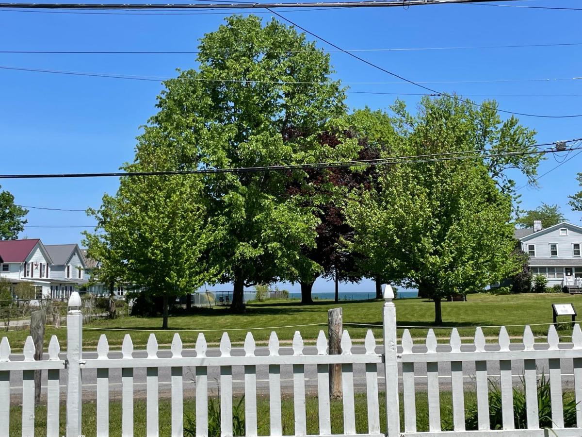 Drop Anchor Cottages And Lake House Geneva-on-the-Lake Exterior photo
